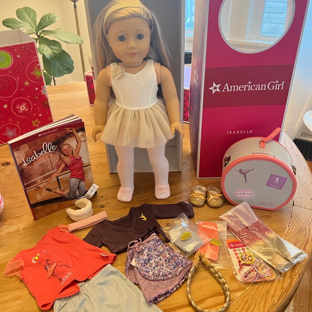 Isabelle American girl doll of the year. Comes with accessories shown in photo.